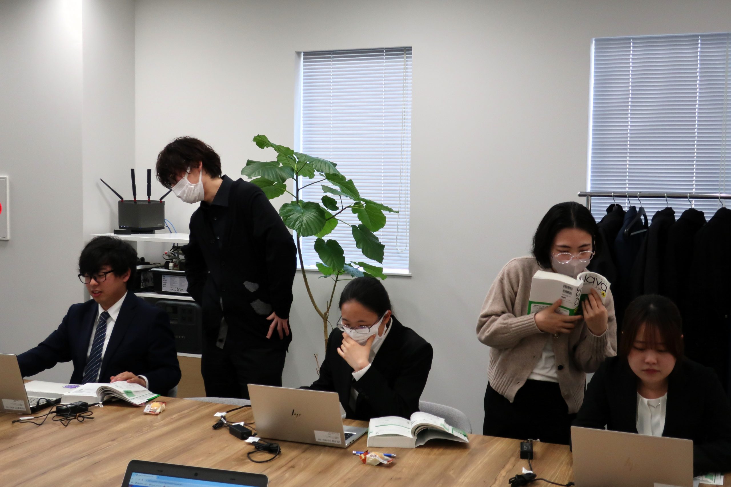 社内研修_先輩社員が講師となり研修中